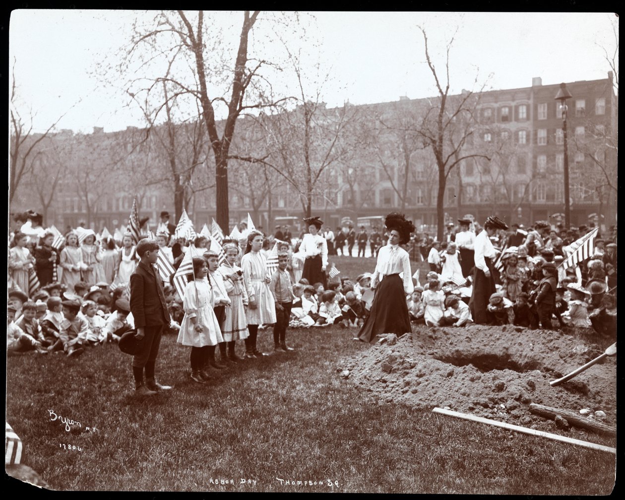 Adultos y niños sosteniendo banderas alrededor de un hoyo recién cavado para plantar un árbol en el Día del Árbol en Tompkins Square Park, Nueva York, 1904 de Byron Company