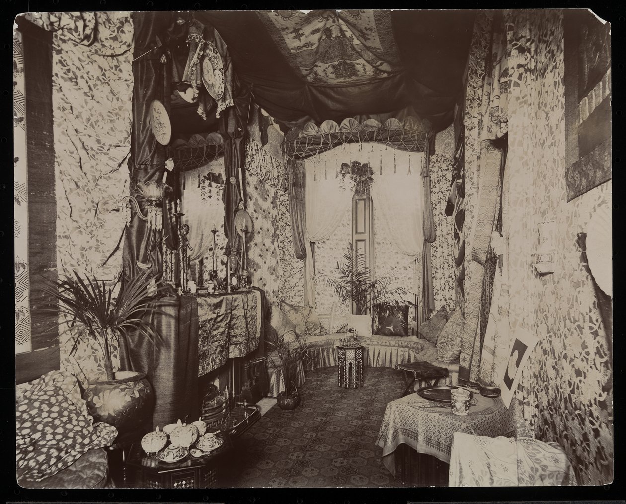 Una sala de estar ornamentada en la residencia Blakely Hall en 11 West 45th Street, Nueva York, 1896-98 (impresión de gelatina de plata) de Byron Company
