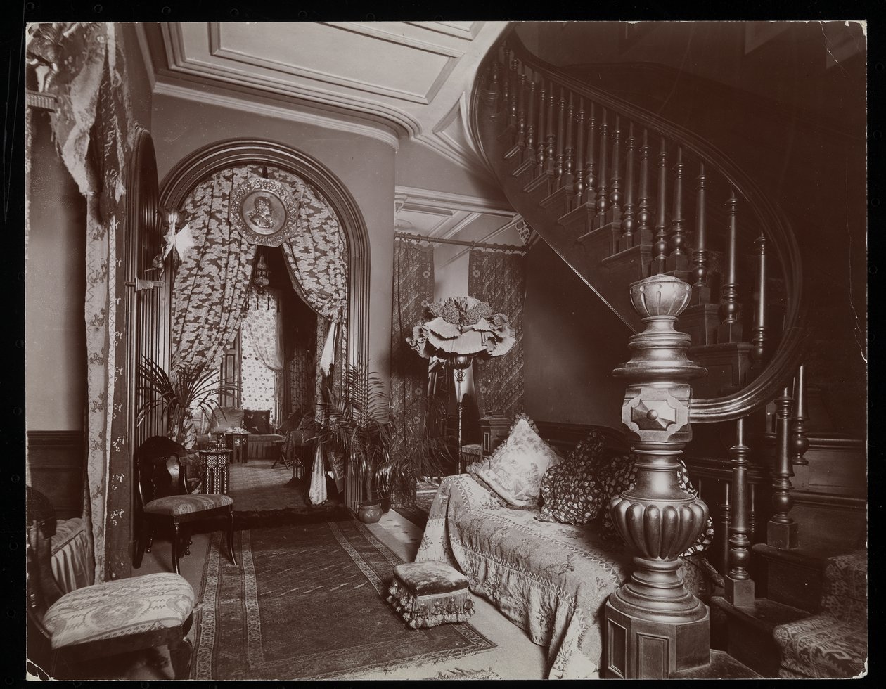 Una sala de estar ornamentada en la residencia Blakely Hall en 11 West 45th Street, Nueva York, 1896-98 de Byron Company
