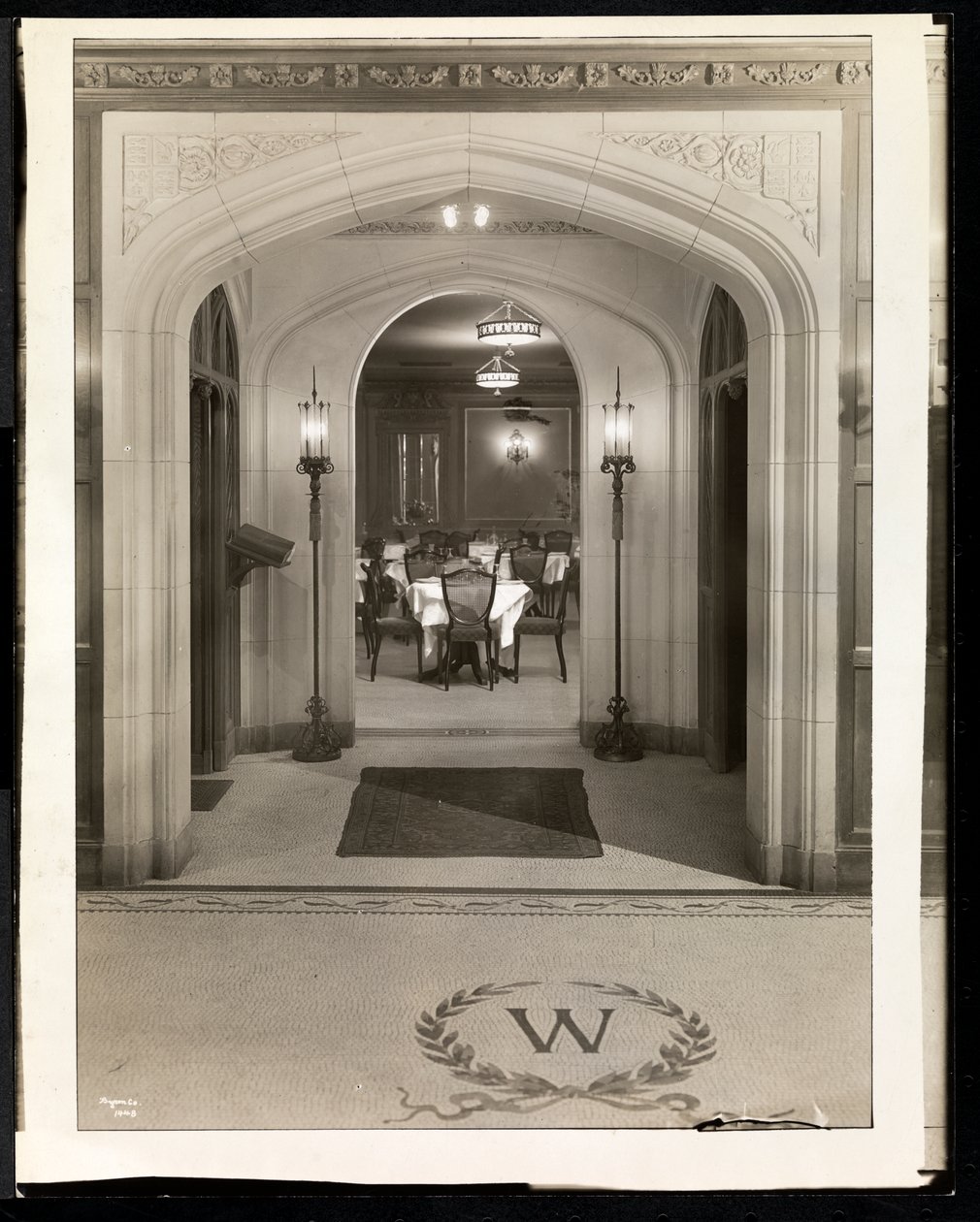 Arco que conduce al comedor del Hotel Woodward, Broadway y la calle 55, Nueva York, 1920 (impresión de gelatina de plata) de Byron Company