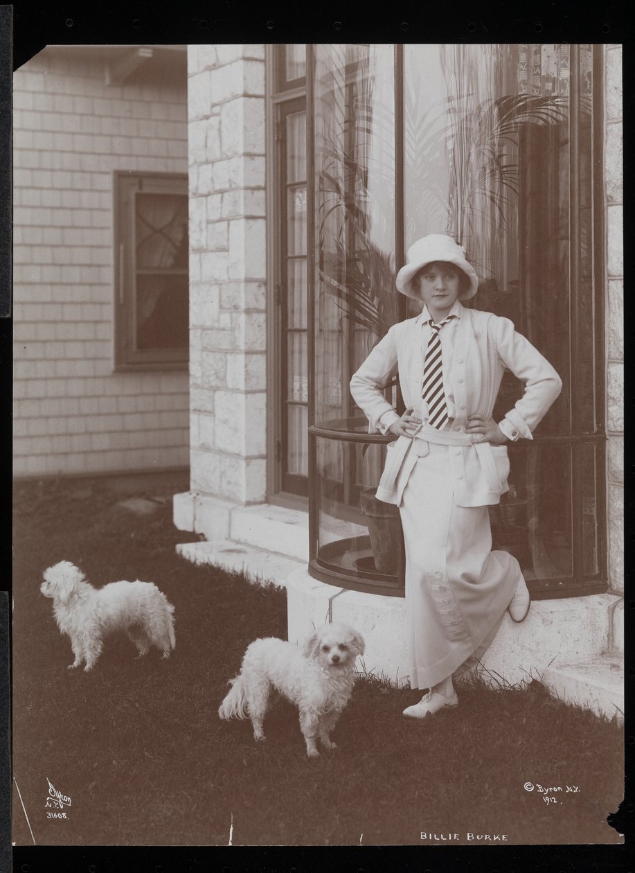 Billie Burke y dos perros en Burkeleigh Crest, su casa en Hastingson, Nueva York, 1912 de Byron Company