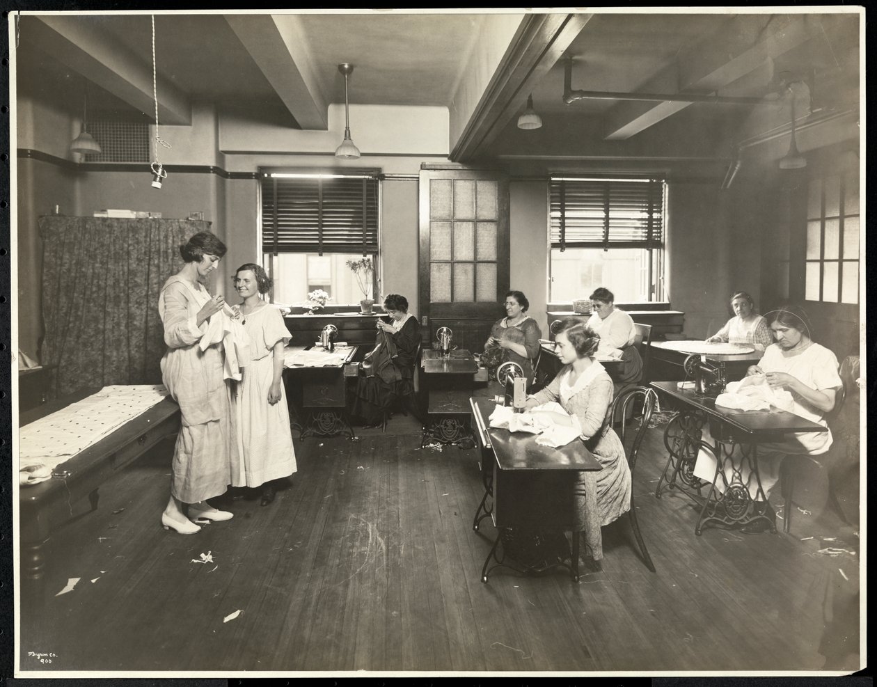 Jóvenes ciegas y una maestra cosiendo en un aula de la Asociación para Ciegos de Nueva York, 111 East 59th Street, Nueva York, 1921 de Byron Company
