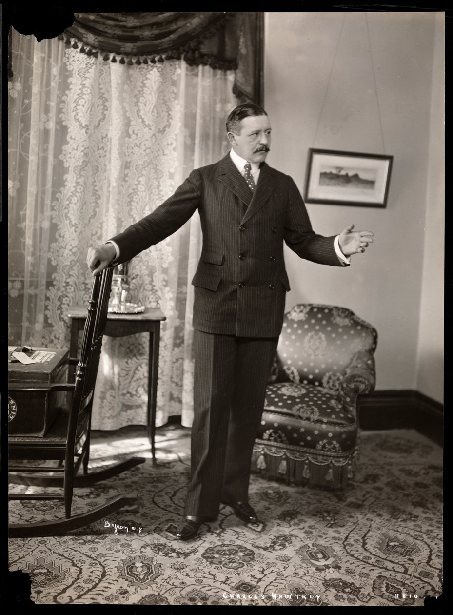 Charles Hawtrey en su apartamento en Holland House en la Quinta Avenida, Nueva York, 1901-2 de Byron Company