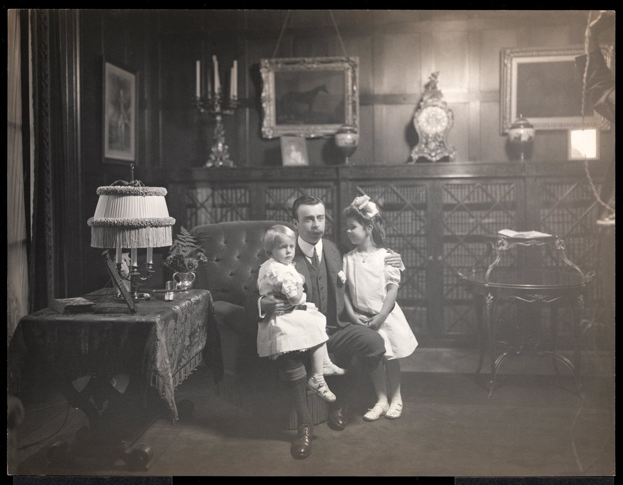 Clarence Mackay con sus hijos en la biblioteca de Harbor Hill, en Roslyn, Long Island, c.1905 de Byron Company