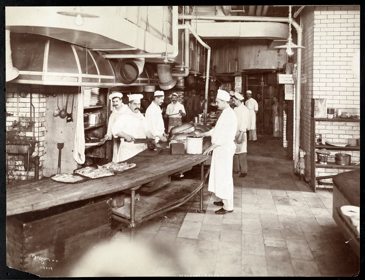 Cocineros trabajando en la cocina del Hotel Waldorf Astoria en la calle 34 con la 5ª Avenida, Nueva York, 1903 o 1904 de Byron Company