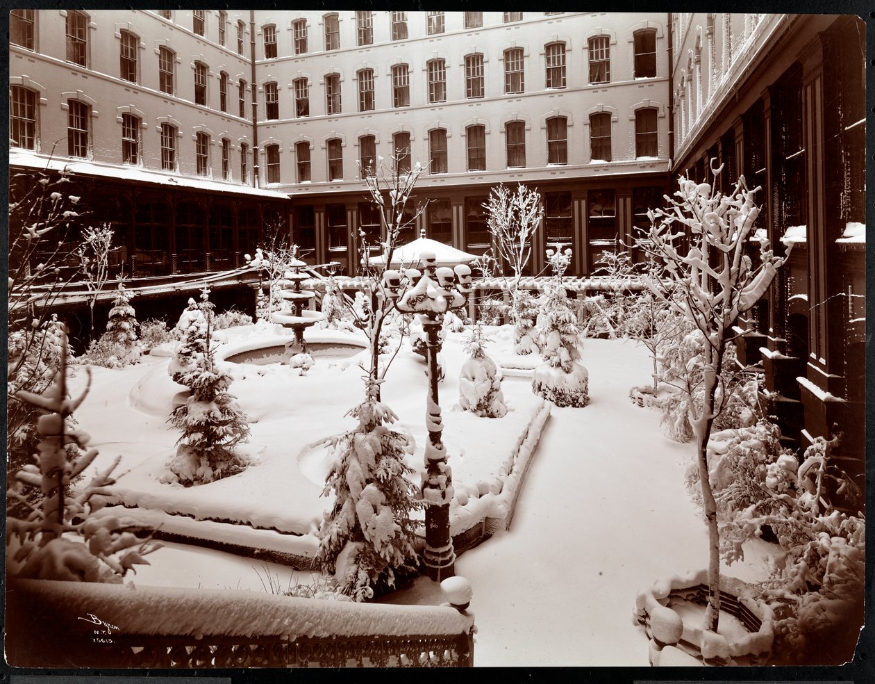Patio del Hotel Park Avenue, 1908 de Byron Company