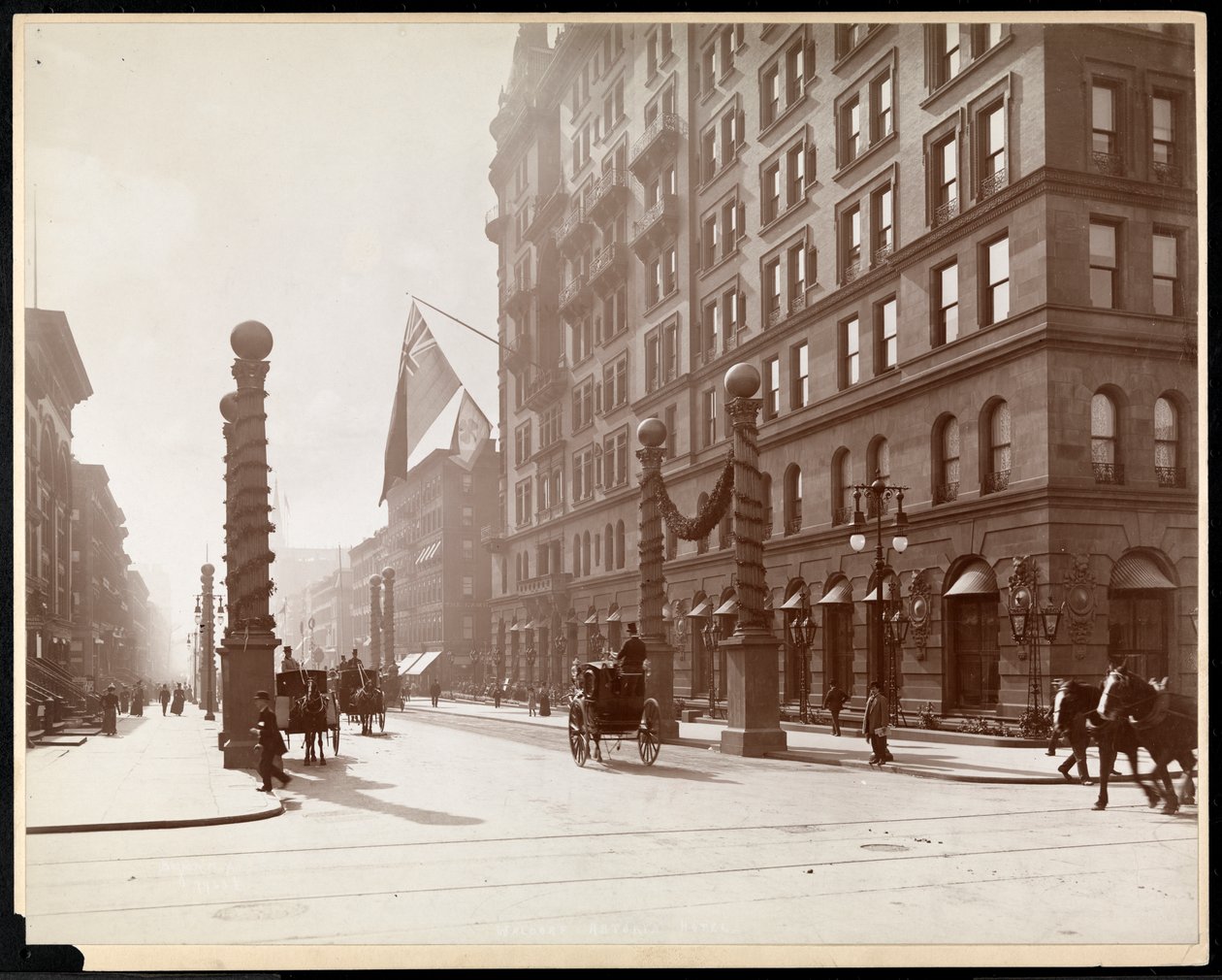 Decoraciones para el desfile de Dewey en el Hotel Waldorf Astoria, calle 33 y 5ª Avenida, Nueva York, 1899 de Byron Company