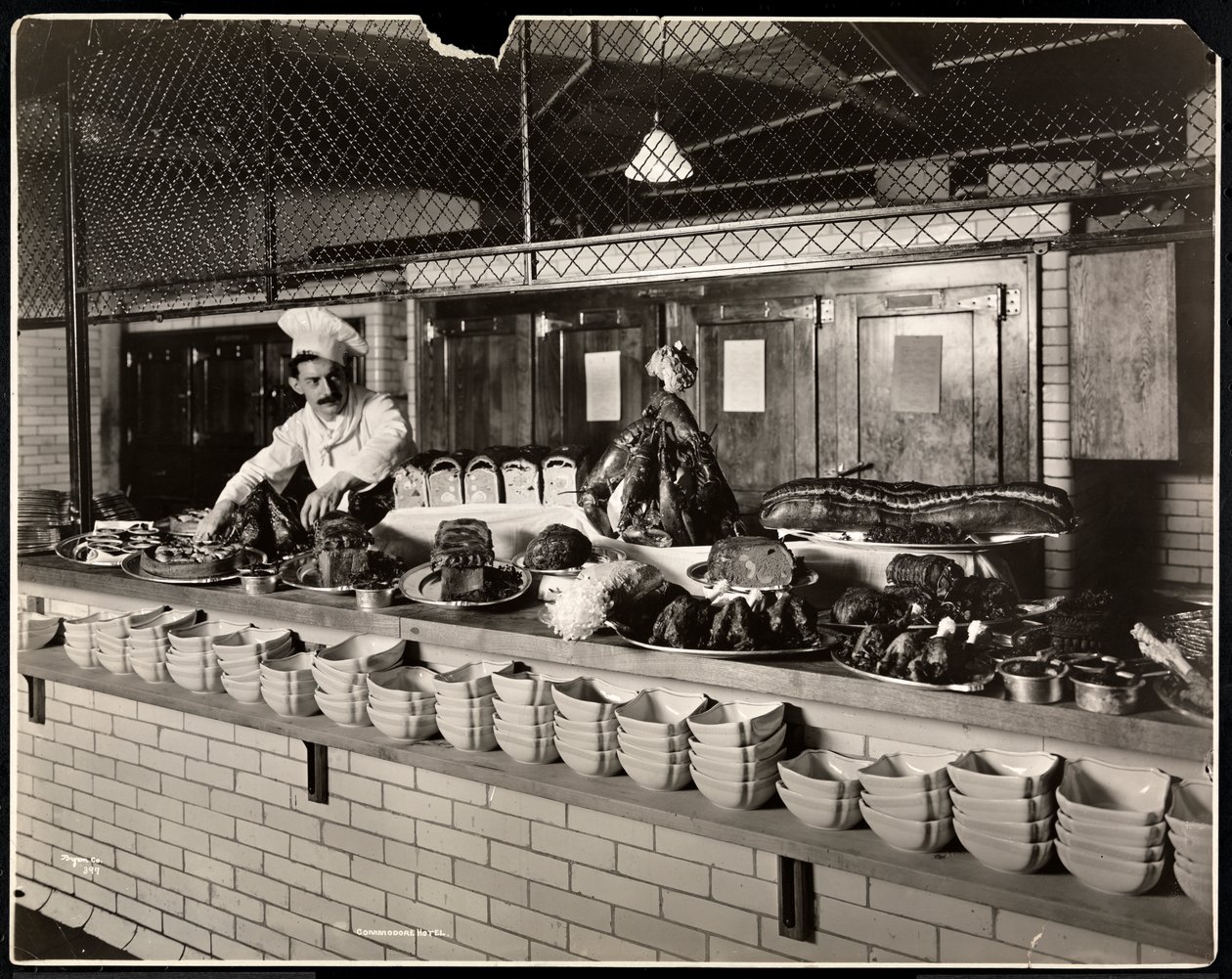 Exhibición de carne fría en la cocina del Hotel Commodore, 1919 de Byron Company