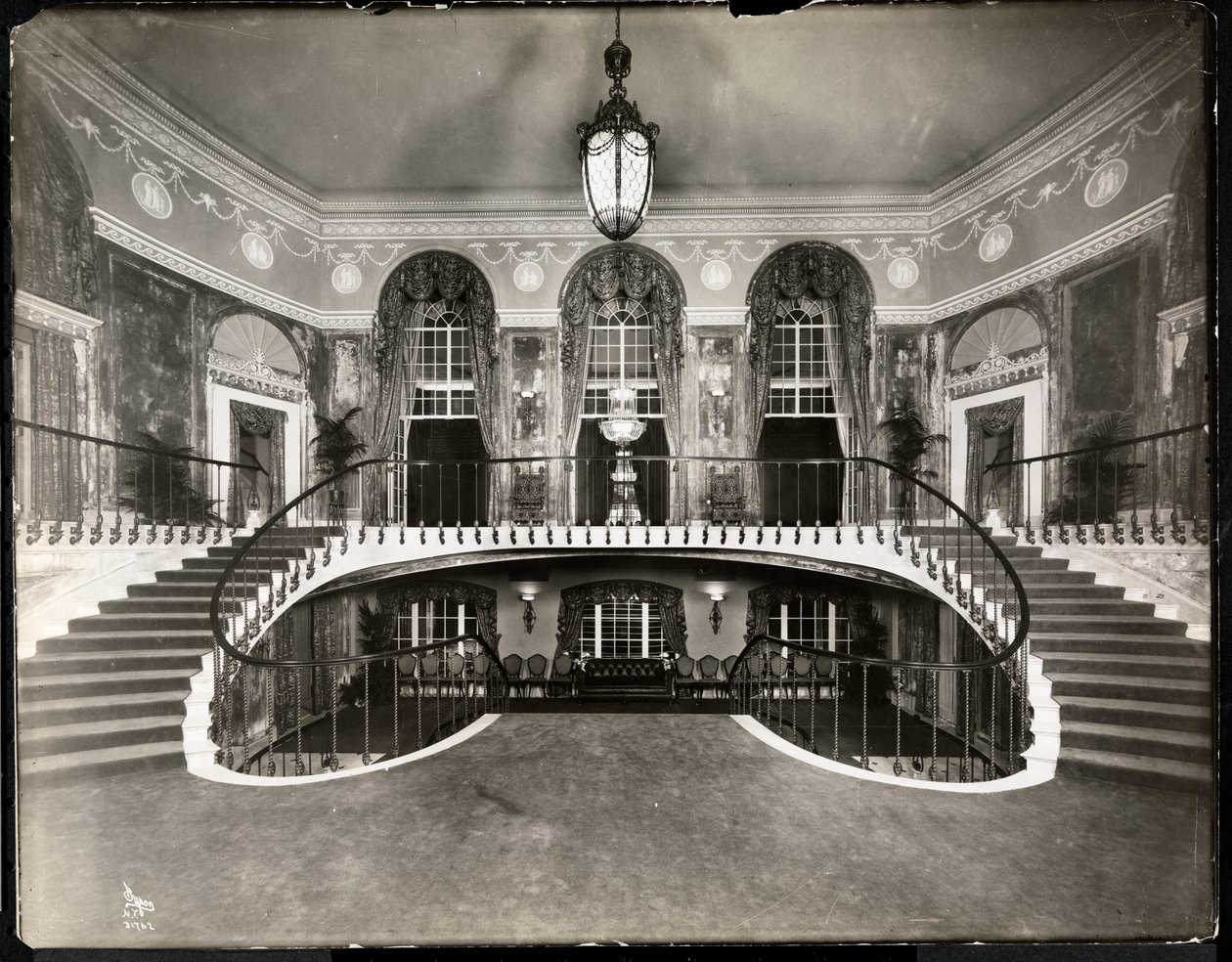 Escalera doble en el Hotel Ritz-Carlton, 1913 de Byron Company