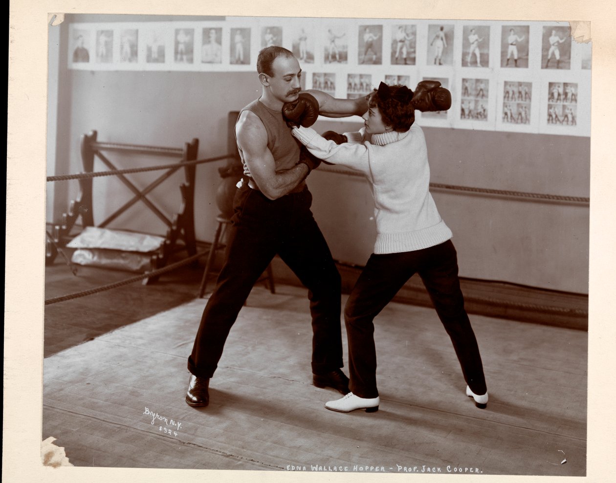 Edna Wallace Hopper posando en un ring de boxeo con Jack Cooper en su gimnasio en Broadway y la Calle 37, Nueva York, 1899 de Byron Company