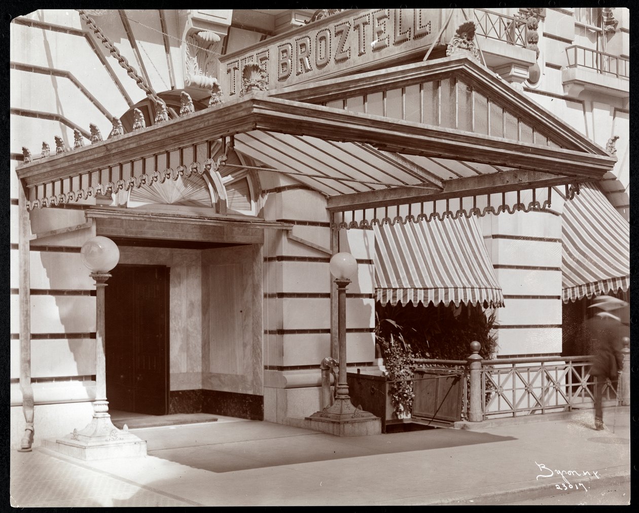 Entrada del Hotel Broztell, 3 East 27th Street, Nueva York, 1906 (impresión de gelatina de plata) de Byron Company