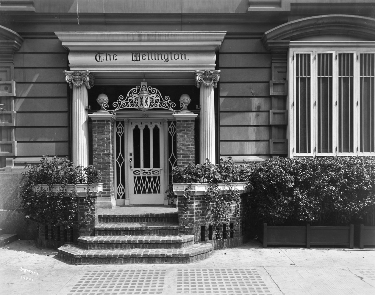 Entrada al Hotel Wellington, 871 7th Avenue, Nueva York, 1907 de Byron Company