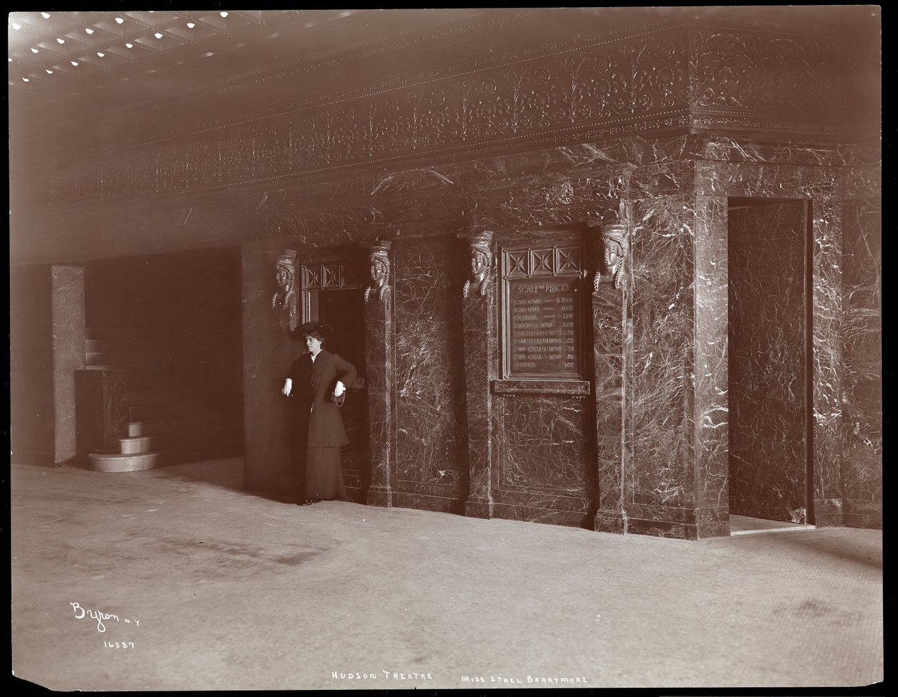 Ethel Barrymore en el vestíbulo del Teatro Hudson en Nueva York, 1903 de Byron Company