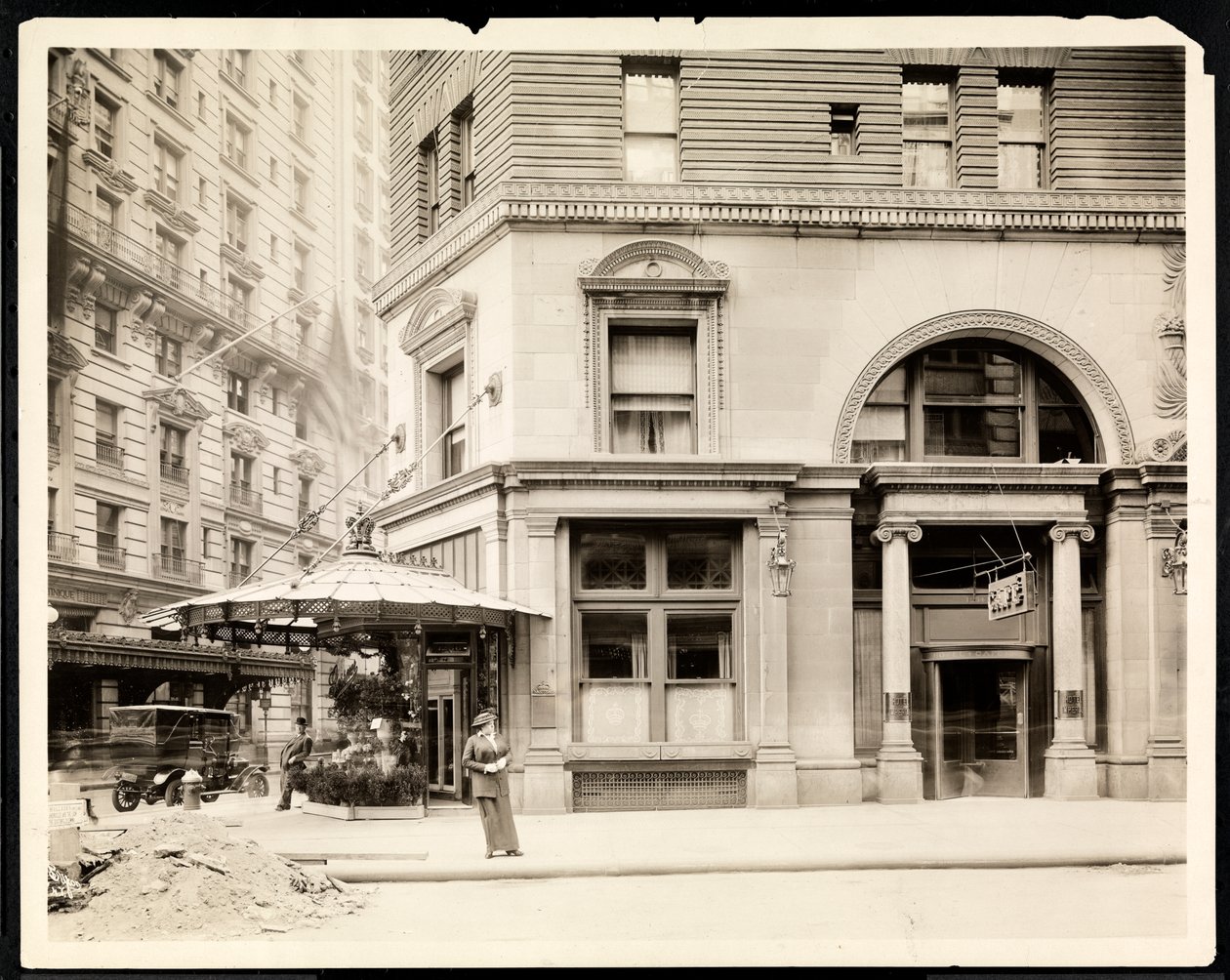 Soporte de flores y entrada al Hotel Imperial Cafe en Broadway y la calle 32, Nueva York, c.1905 de Byron Company