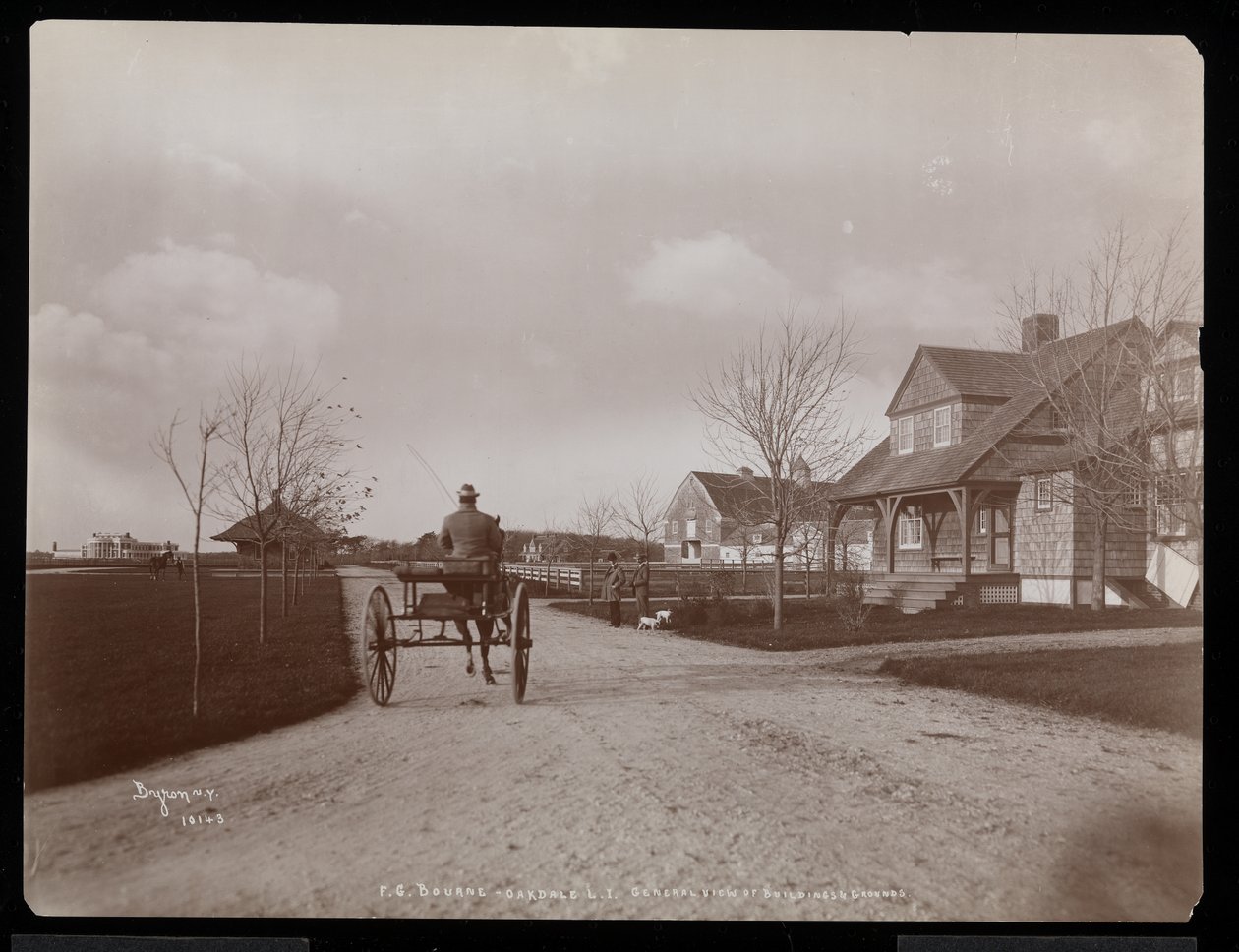 Vista General de Casas y Edificios en la Finca de F.G. Bourne en Oakdale, Long Island, Nueva York de Byron Company