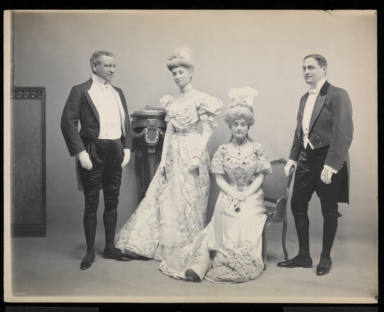 Retrato grupal de Sydney Dillon Ripley con tres personas más en el Baile de James Hazen Hyde, Nueva York, 31 de enero de 1905 de Byron Company