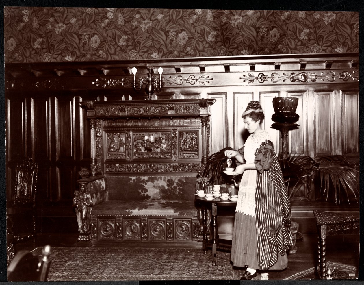 Invitado tomando té en el Hotel Marie Antoinette, 1895 o 1896 de Byron Company