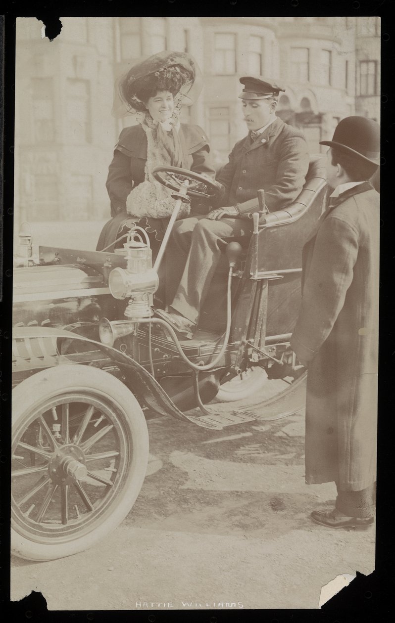 Hattie Williams sentada con el conductor en uno de los primeros automóviles de la ciudad de Nueva York, Nueva York, 1890-1910 de Byron Company