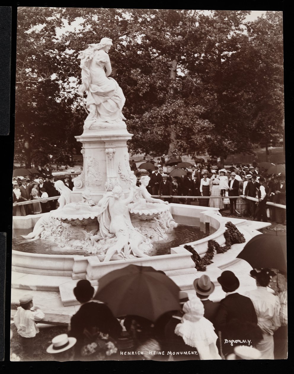Monumento a Heinrich Heine (Fuente Lorelei) y la multitud presente en la inauguración, Grand Concourse y la calle 164, El Bronx, Nueva York de Byron Company