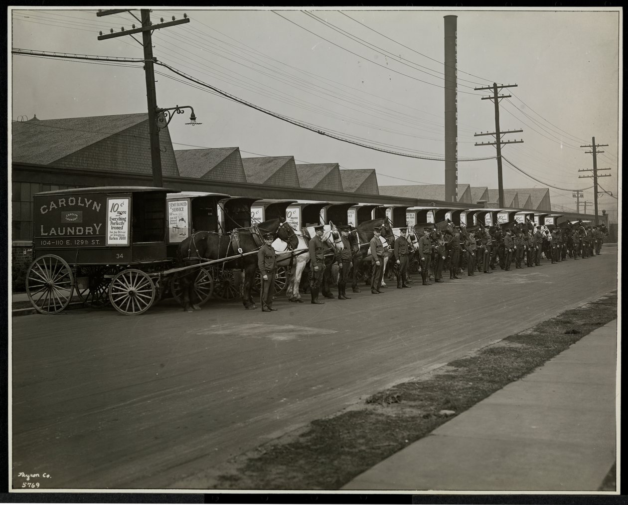 Carros de reparto tirados por caballos estacionados fuera de Carolyn Laundry en 111 East 128th Street, East Harlem, Nueva York, 1929 de Byron Company