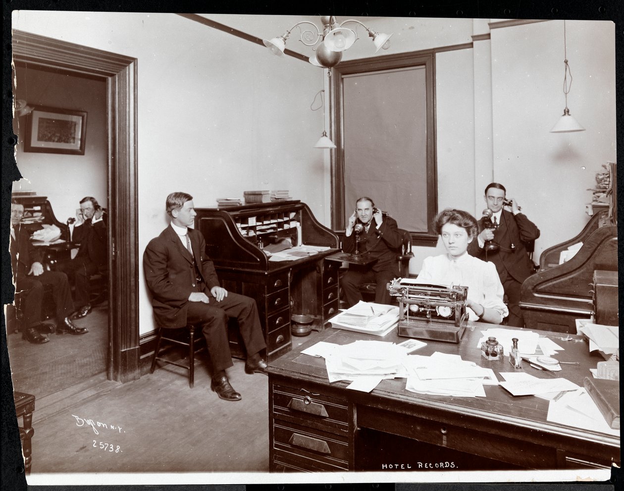 Oficina de registros del hotel, Nueva York, 1908 de Byron Company