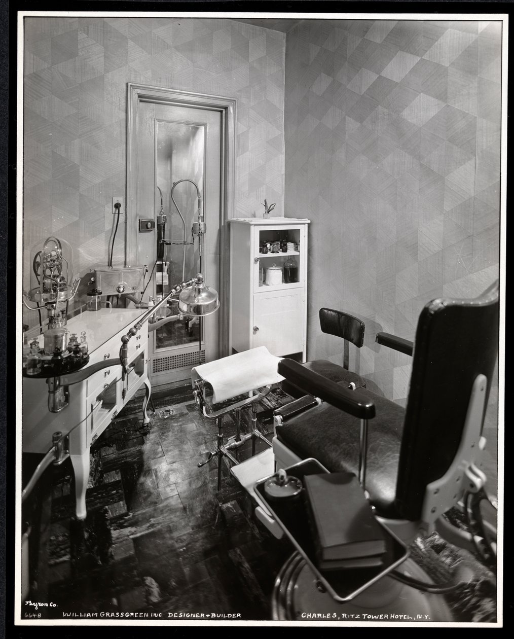Vista interior de la sala del quiropodista en el salón de belleza Charles of the Ritz en el Ritz Tower Hotel, Park Avenue y 57th St, Nueva York, 1932 de Byron Company