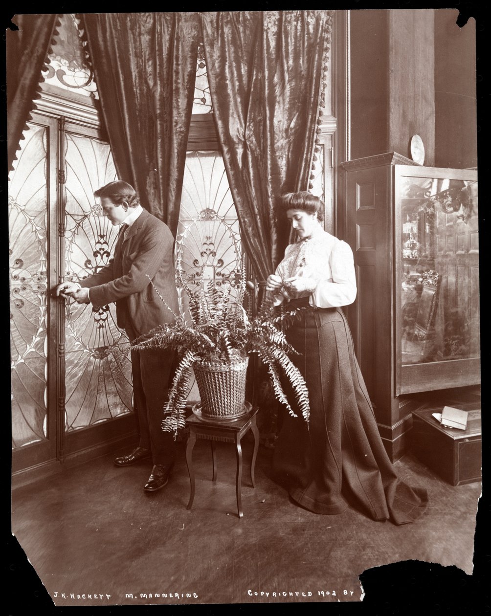 James K. Hackett y su Esposa (Mary Mannering) en Casa, c.1902 de Byron Company