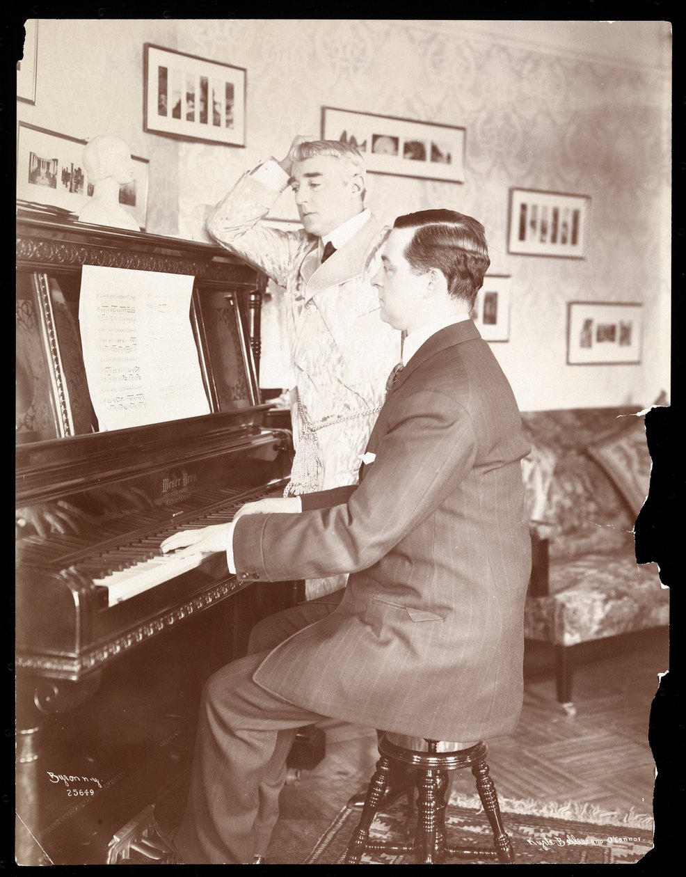 Kyrle Bellew y amigo en el piano en la casa de Bellew, 1908 de Byron Company