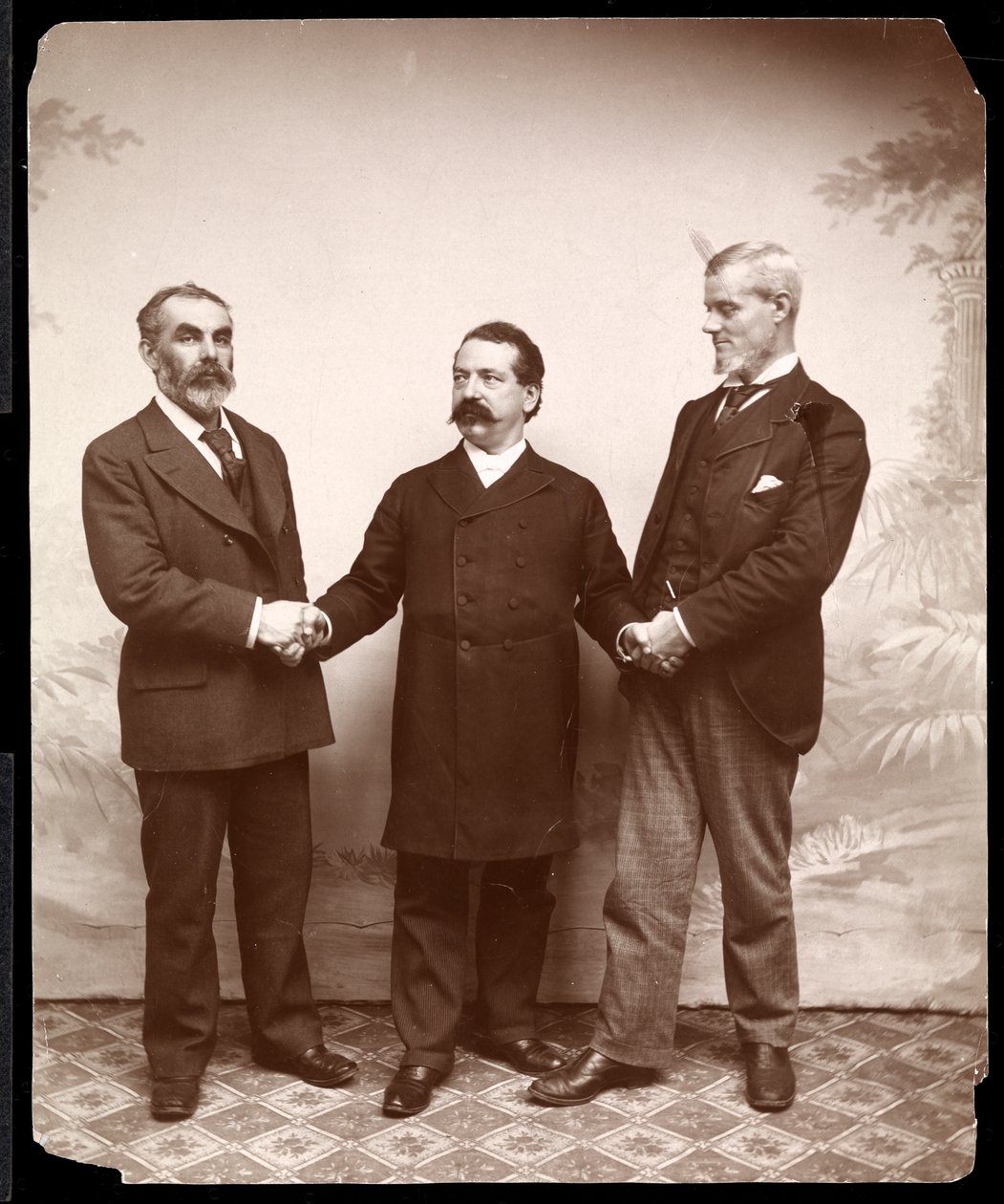 Líderes laborales Samuel Gompers, John Burns y Holmes, 1893-4 (impresión de gelatina de plata) de Byron Company