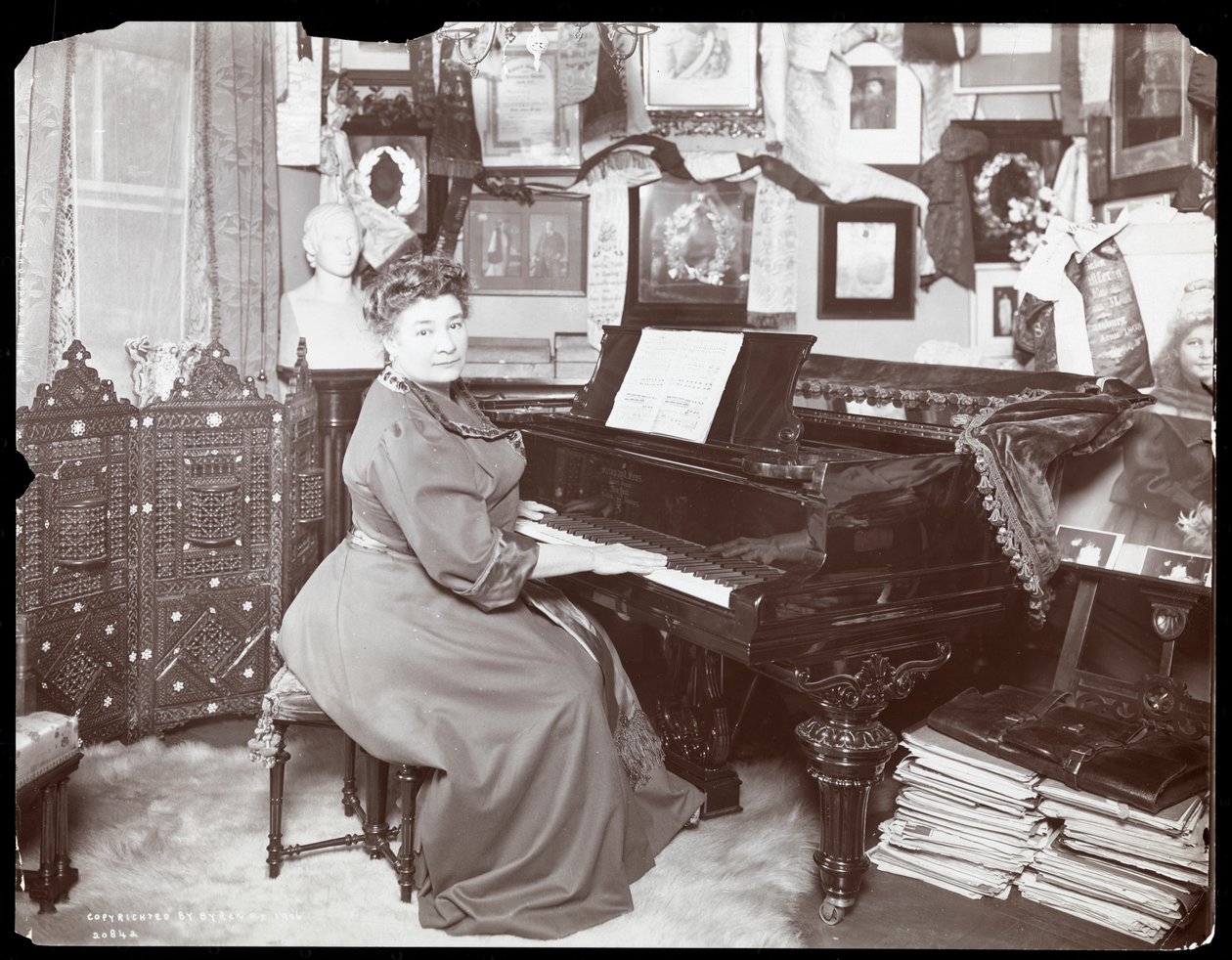 Madame Schumann Heink sentada en un piano, 1906 de Byron Company