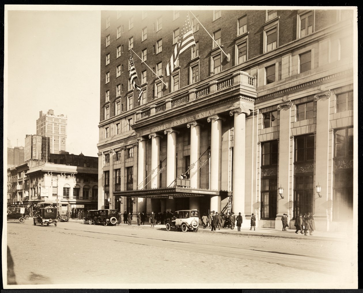 Entrada principal del Hotel Pennsylvania, 7ª Avenida y Calle 32, Nueva York, 1919 de Byron Company