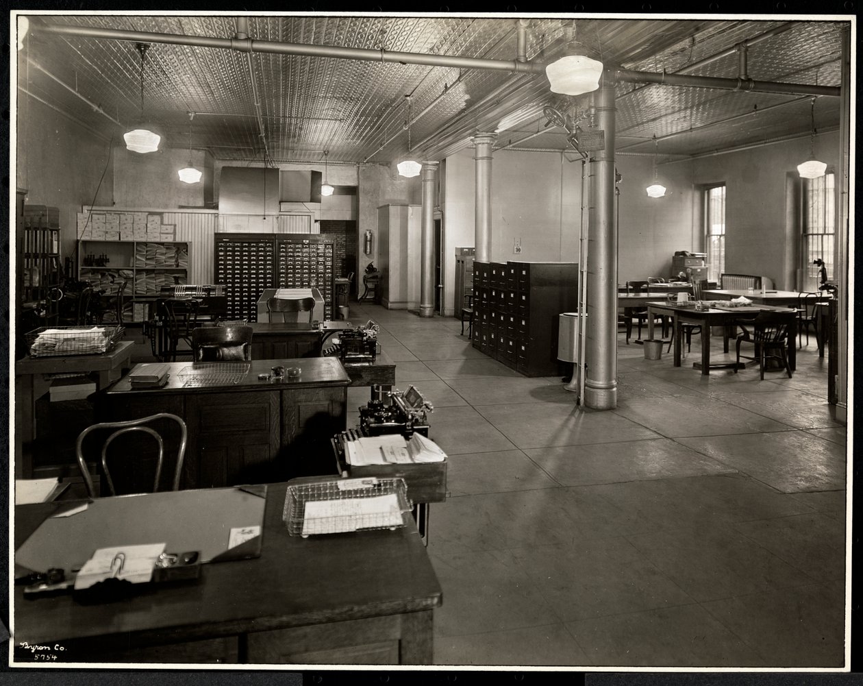 Oficina principal de Carolyn Laundry en 111 East 129th Street, East Harlem, Nueva York, 1929 de Byron Company