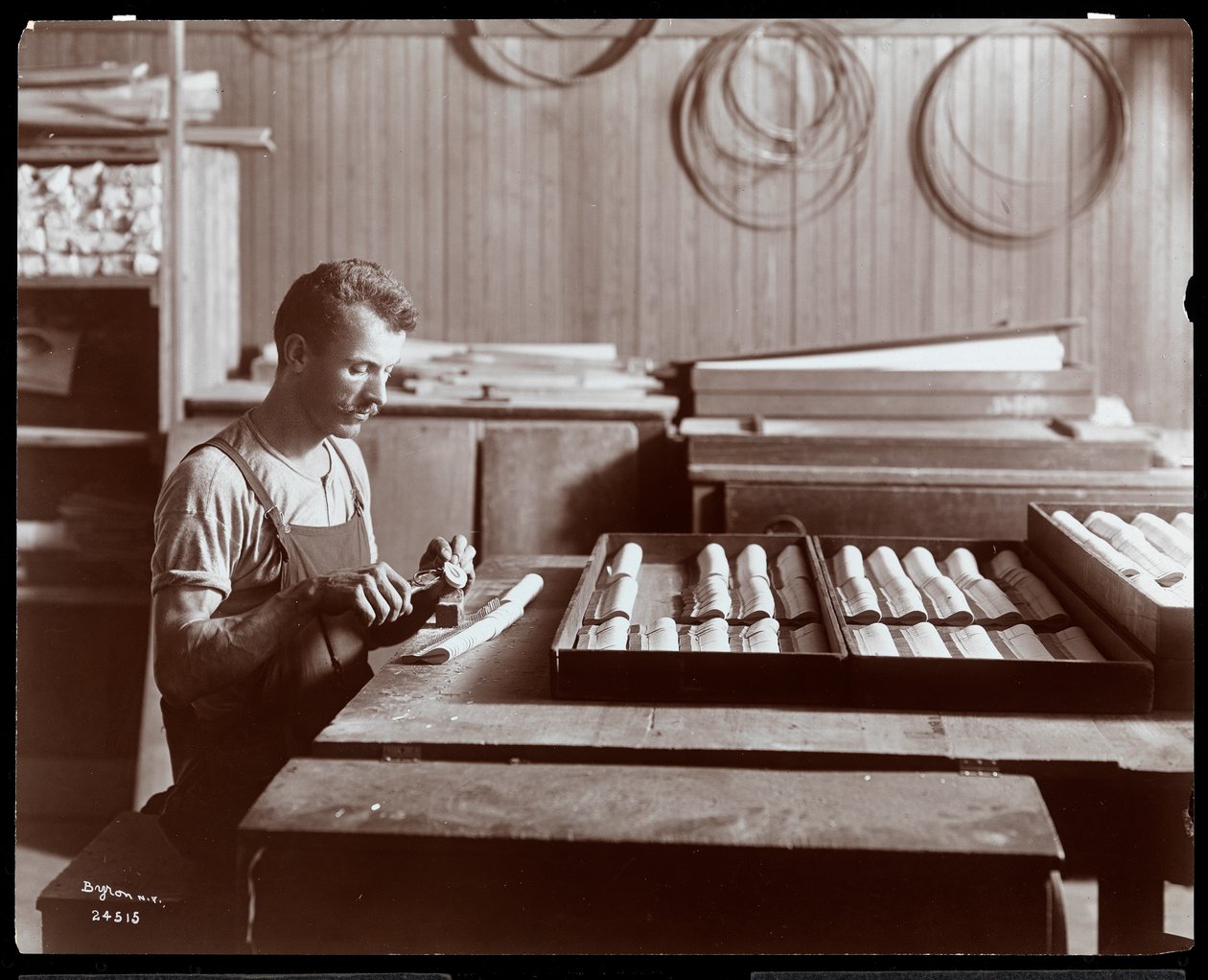 Hombre trabajando en la fábrica de pianos Hardman, Peck y Co., Nueva York, 1907 de Byron Company