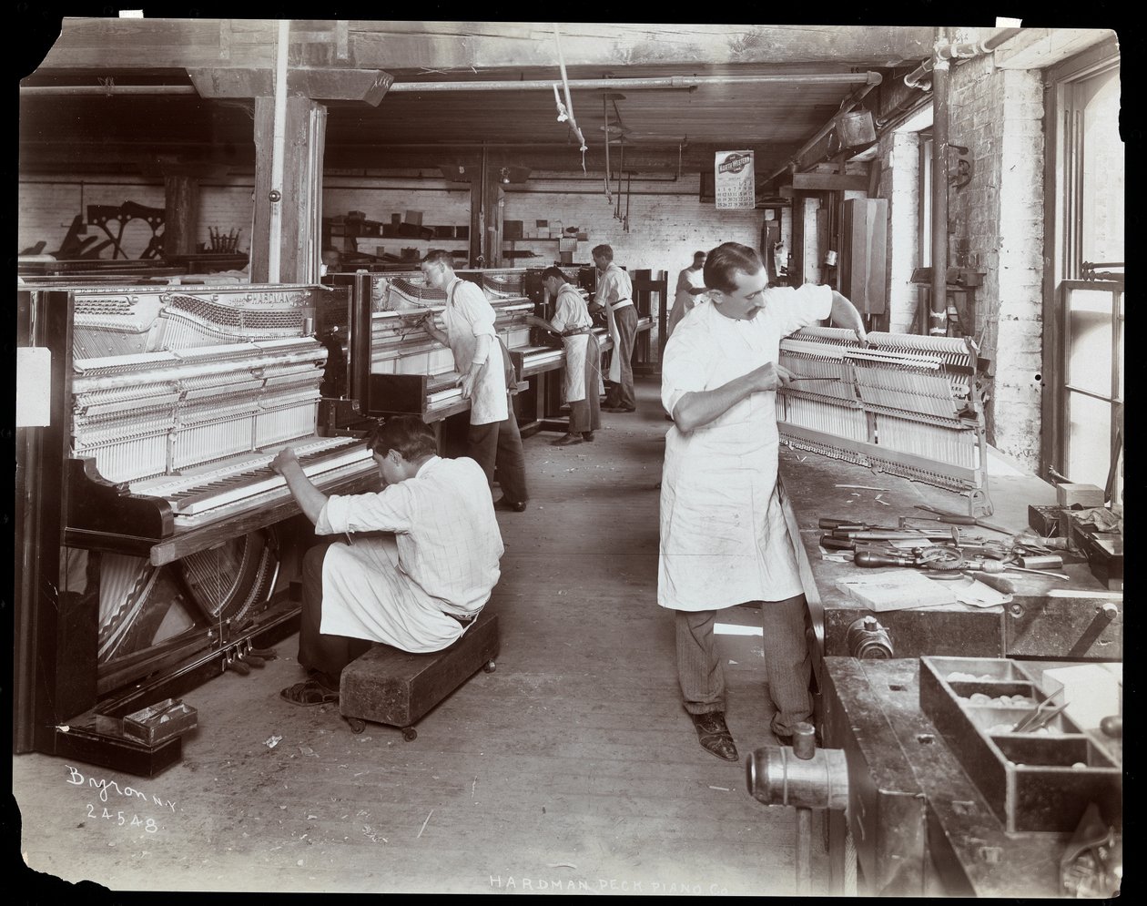 Hombres trabajando en la fábrica de pianos Hardman, Peck y Co., Nueva York, 1907 de Byron Company