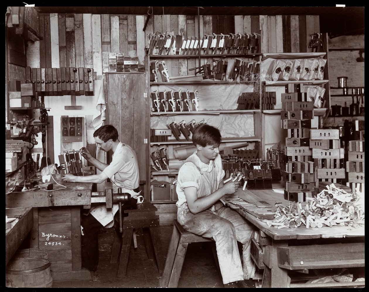 Hombres trabajando en la fábrica de pianos Hardman, Peck y Co., Nueva York, 1907 de Byron Company