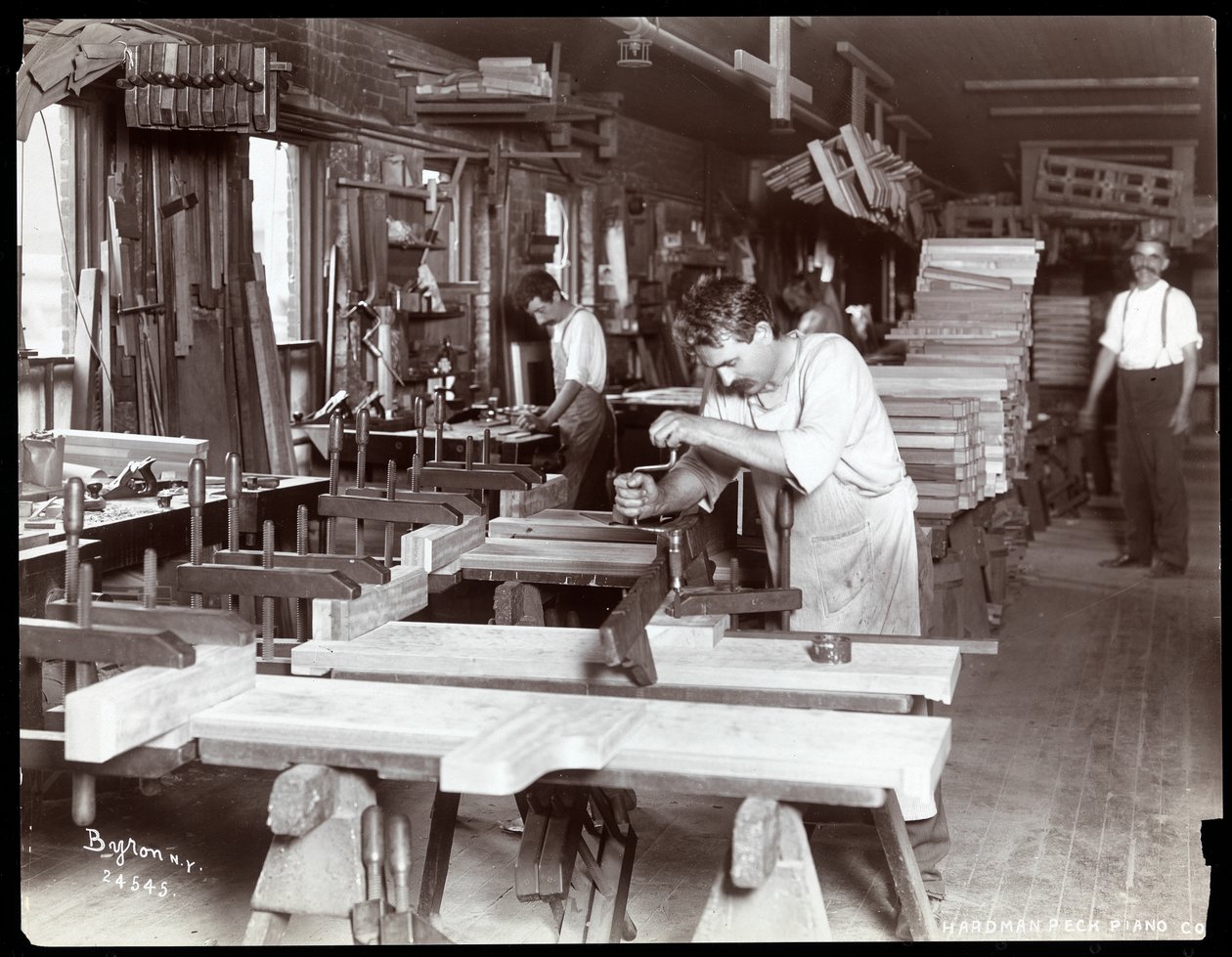 Hombres trabajando en la fábrica de pianos Hardman, Peck y Co., Nueva York, 1907 (impresión de gelatina de plata) de Byron Company