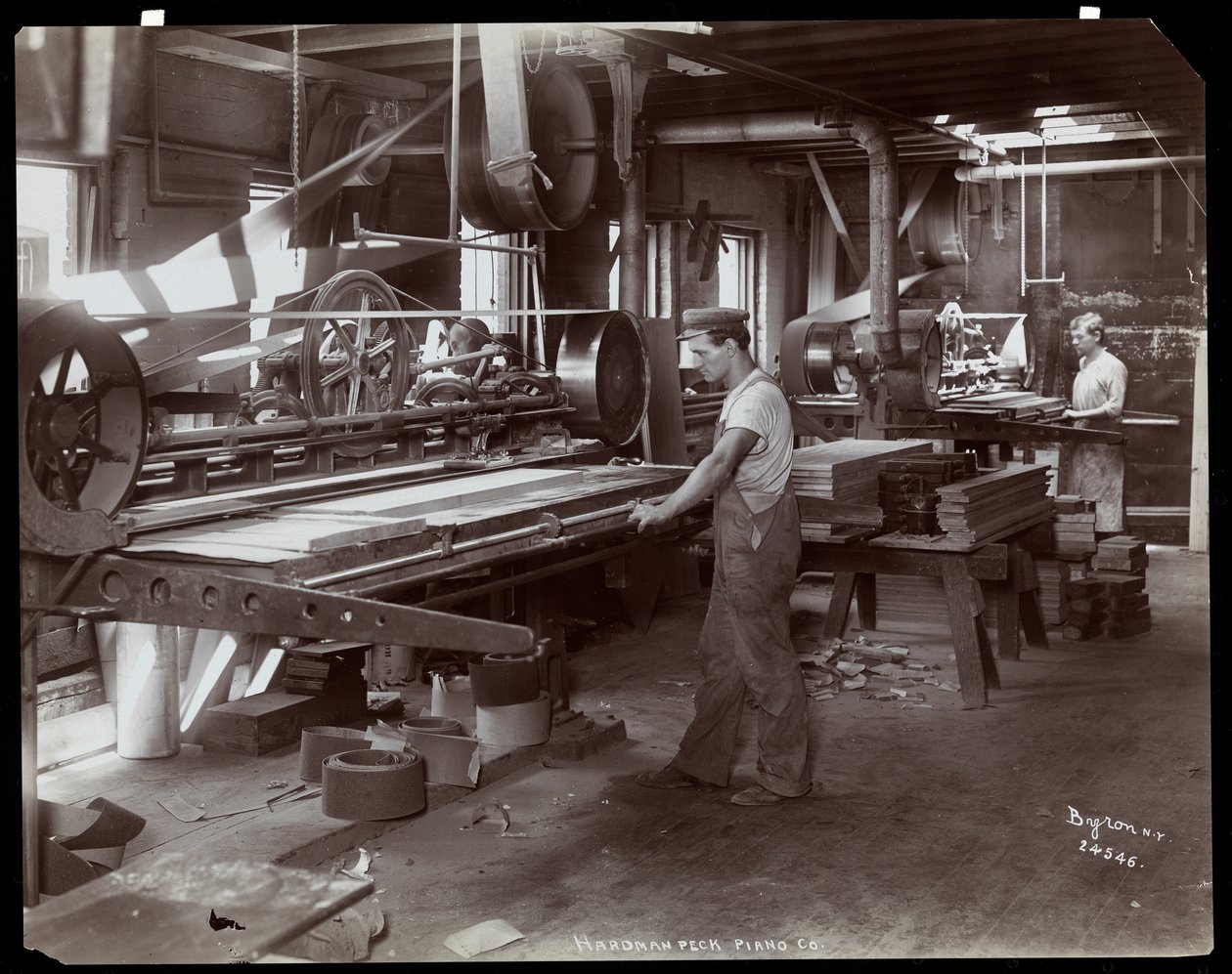Hombres trabajando en la fábrica de pianos Hardman, Peck y Co., Nueva York, 1907 de Byron Company