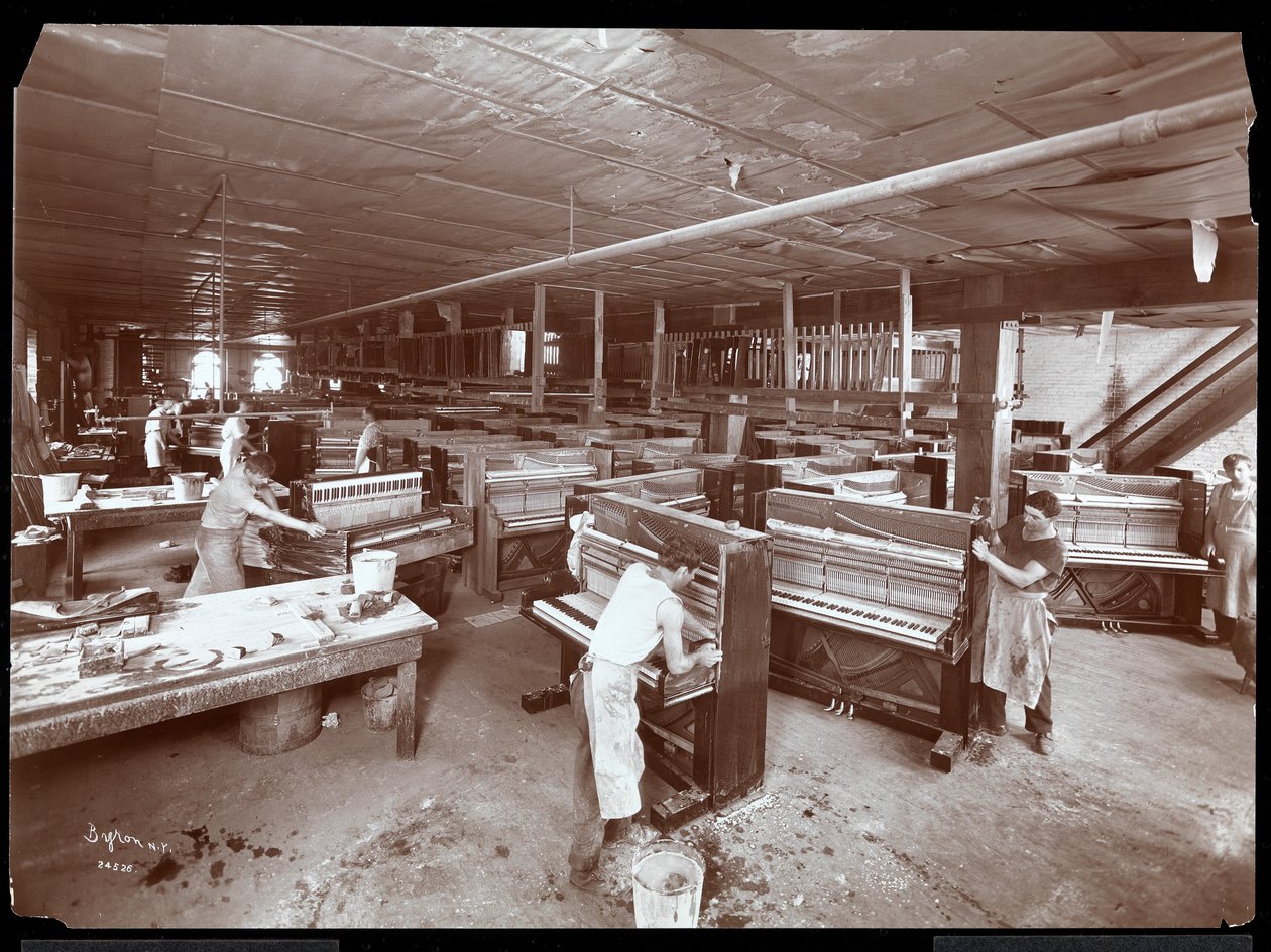 Hombres trabajando en la fábrica de Harrington Piano Co., 1907 de Byron Company