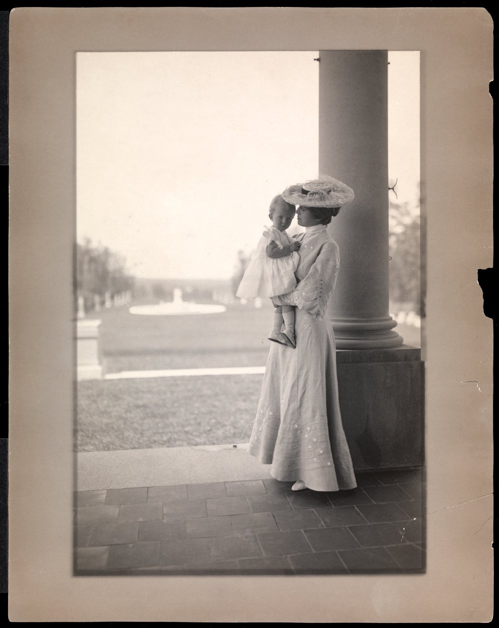 Sra. Clarence Mackay y su hijo en el pórtico de Harbor Hill, Long Island 1898-1910 de Byron Company