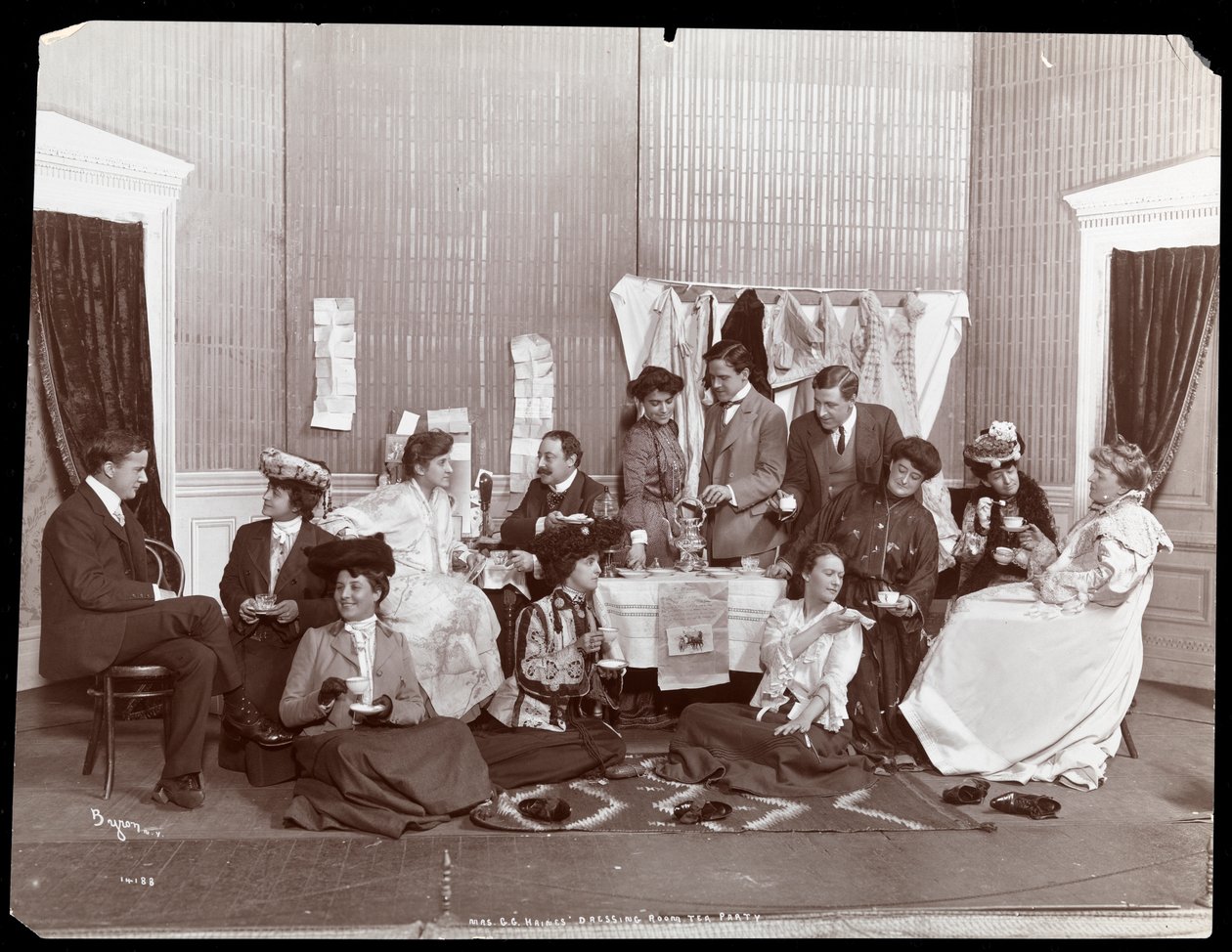 Sra. G.G. Haines, fiesta de té en el vestidor, 1902 de Byron Company
