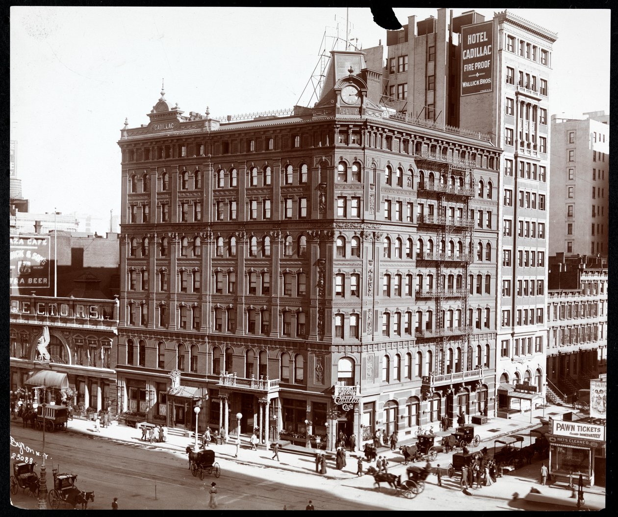 Esquina noreste del Hotel Cadillac en Broadway y la Calle 43, Nueva York, 1907 de Byron Company