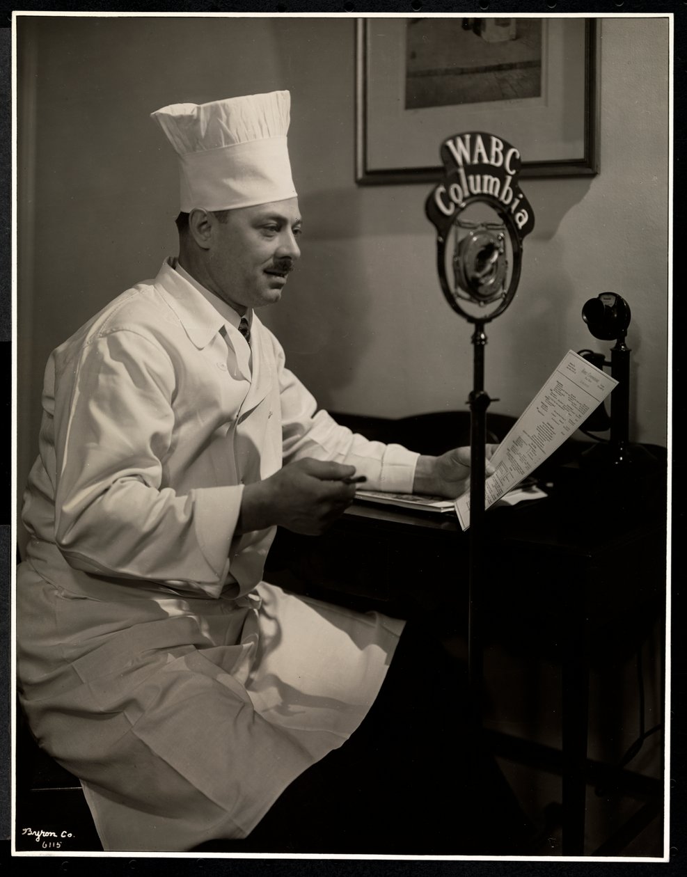 Retrato del Chef Maurice Hervieux en el micrófono en el Hotel Commodore, 1930 de Byron Company