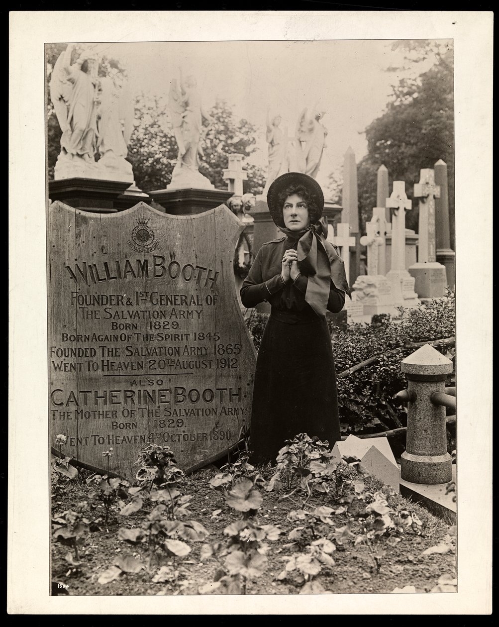 Retrato de Eva Booth en la tumba de su padre, el General William Booth, c.1915 de Byron Company