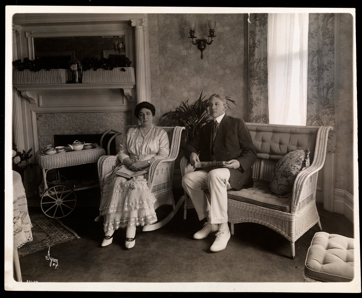Retrato del Sr. y la Sra. Howard sentados en una sala de estar en su casa en 200 5th Avenue, Nueva York, 1916-6 de Byron Company