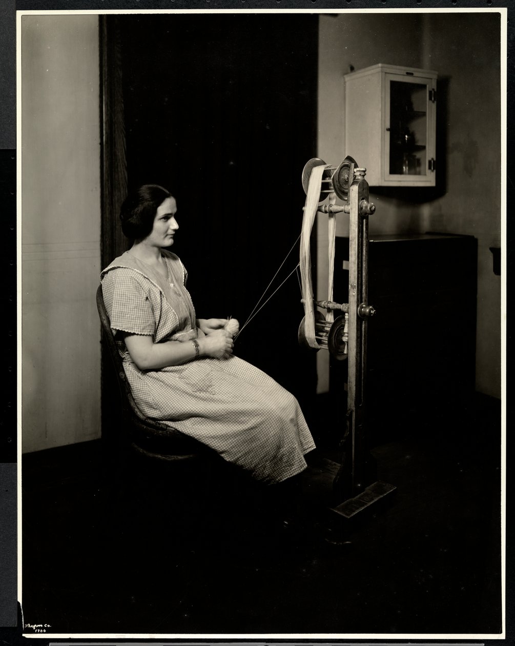 Retrato de una joven ciega, sorda y muda hilando lana en la Asociación para Ciegos de Nueva York, 111 East 59th St., Nueva York, 1923 de Byron Company
