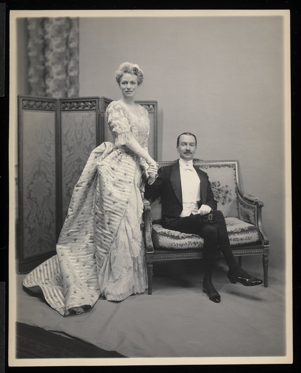 Retrato de un hombre y una mujer no identificados en el baile de James Hazen Hyde, Nueva York, 31 de enero de 1905 de Byron Company