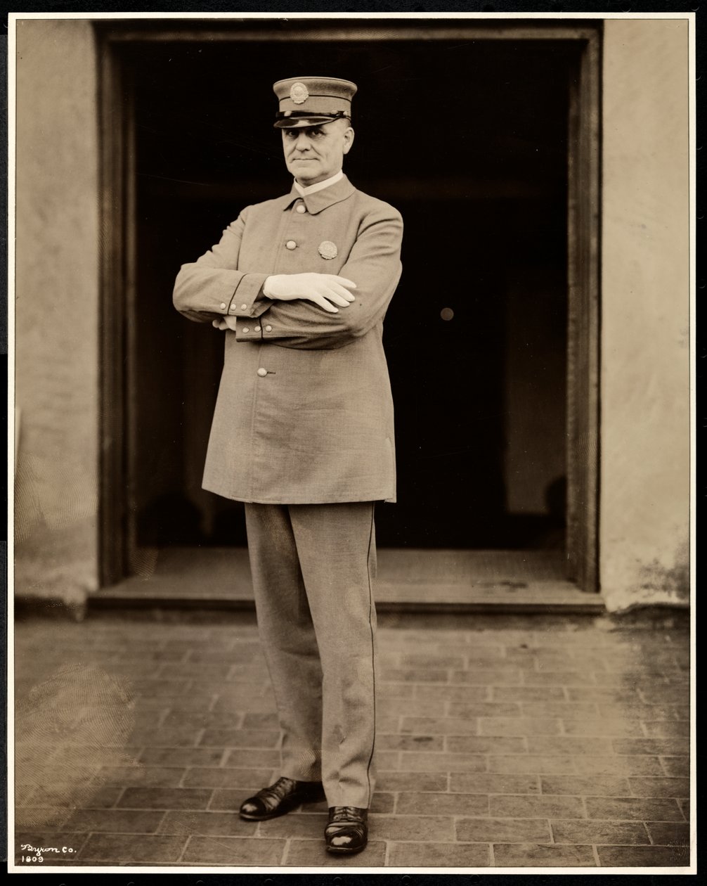 Retrato del policía más alto en el Hotel Commodore, 1922 de Byron Company