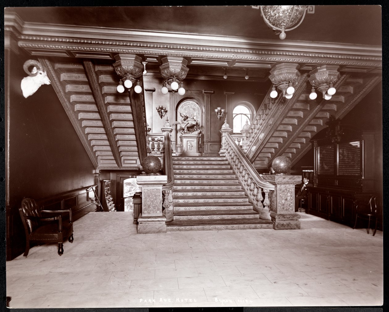 Escalera en el Park Avenue Hotel, 1901 o 1902 de Byron Company
