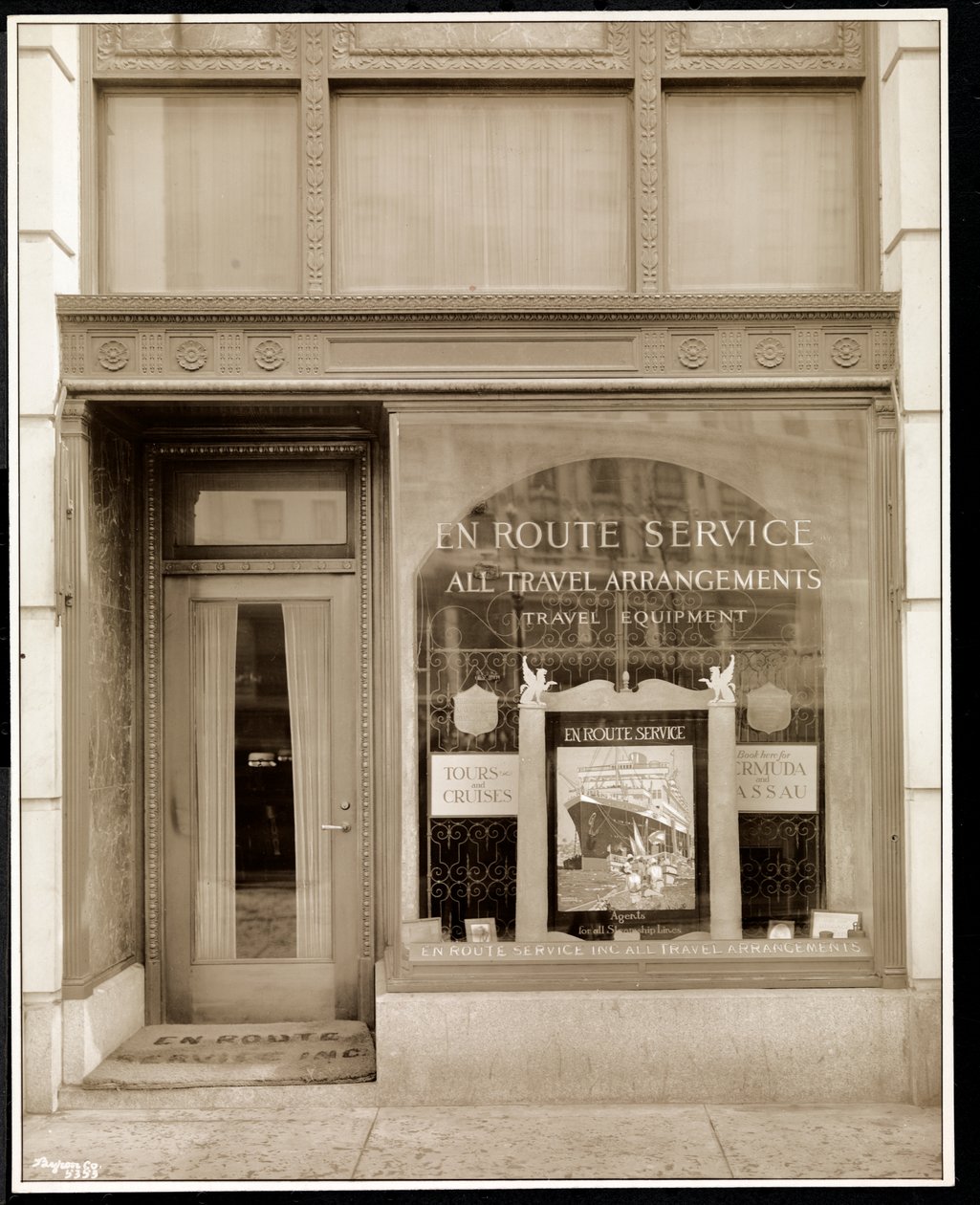 Fachada de En Route Service, Inc., en el Hotel Savoy Plaza, Calle 59 y Quinta Avenida, Nueva York, 1928 de Byron Company