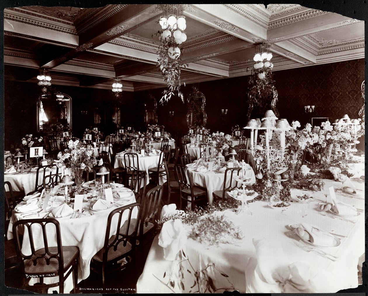 Mesas preparadas para el banquete del Electric Club en el Hotel Delmonico, 1902 de Byron Company